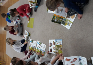 Dzieci oglądają książki "Skąd się biorą produkty ekologiczne"